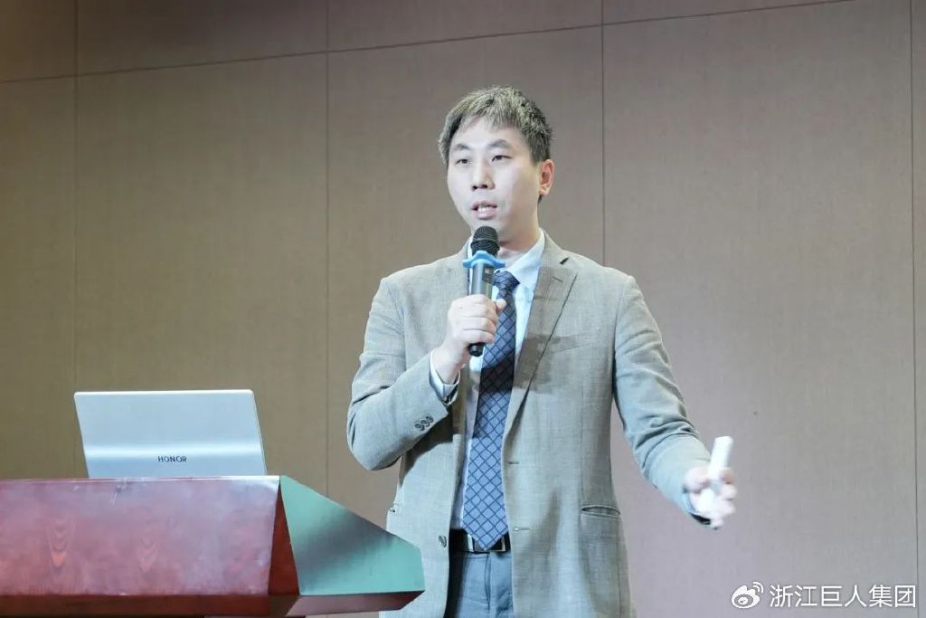 聚變 ? 與時(shí)偕行——巨人集團(tuán)2025’迎春大會(huì)