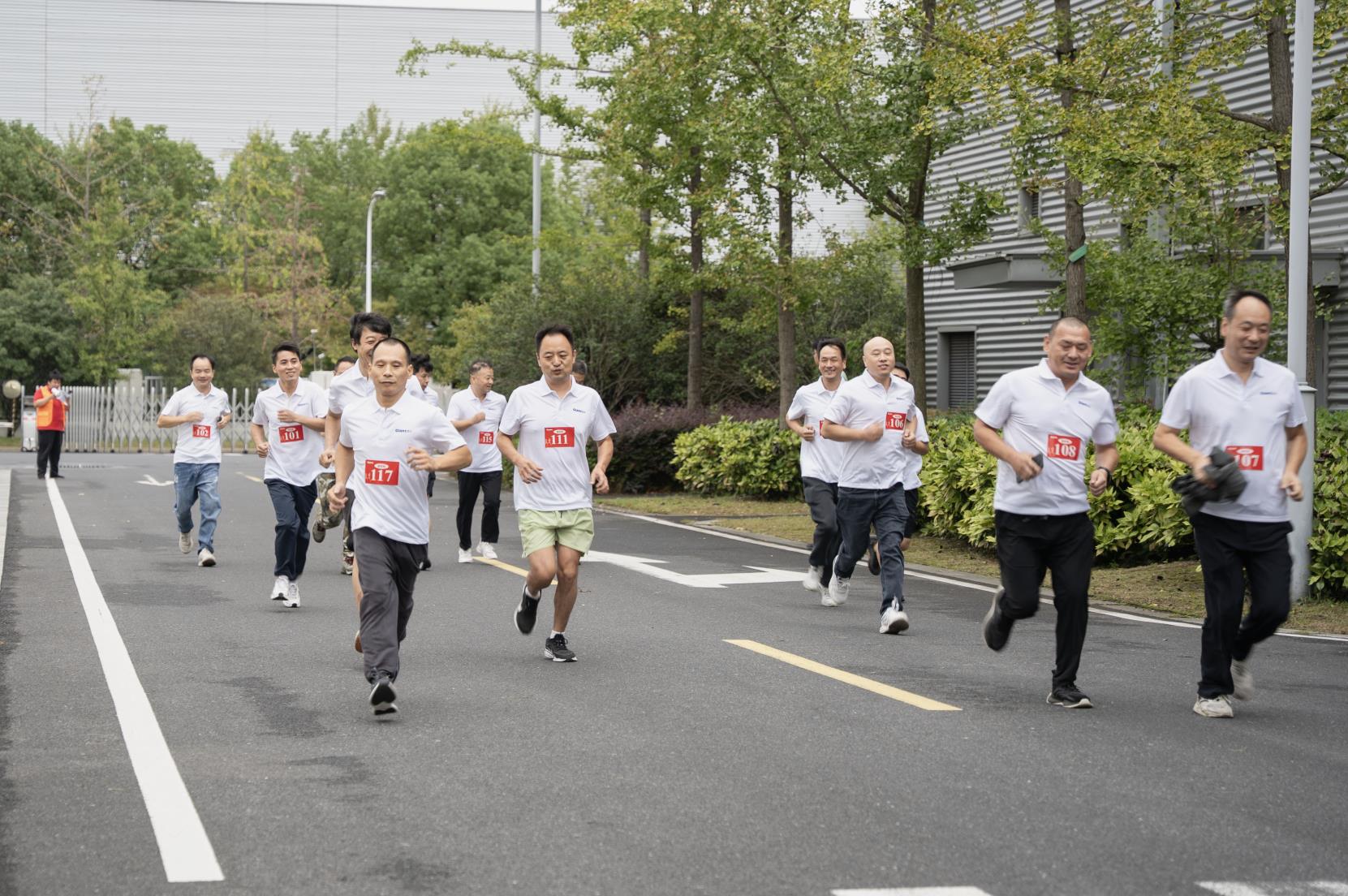 塔下再聚首 攀登勢正雄——巨龍電梯試驗塔第六屆登高跑開賽