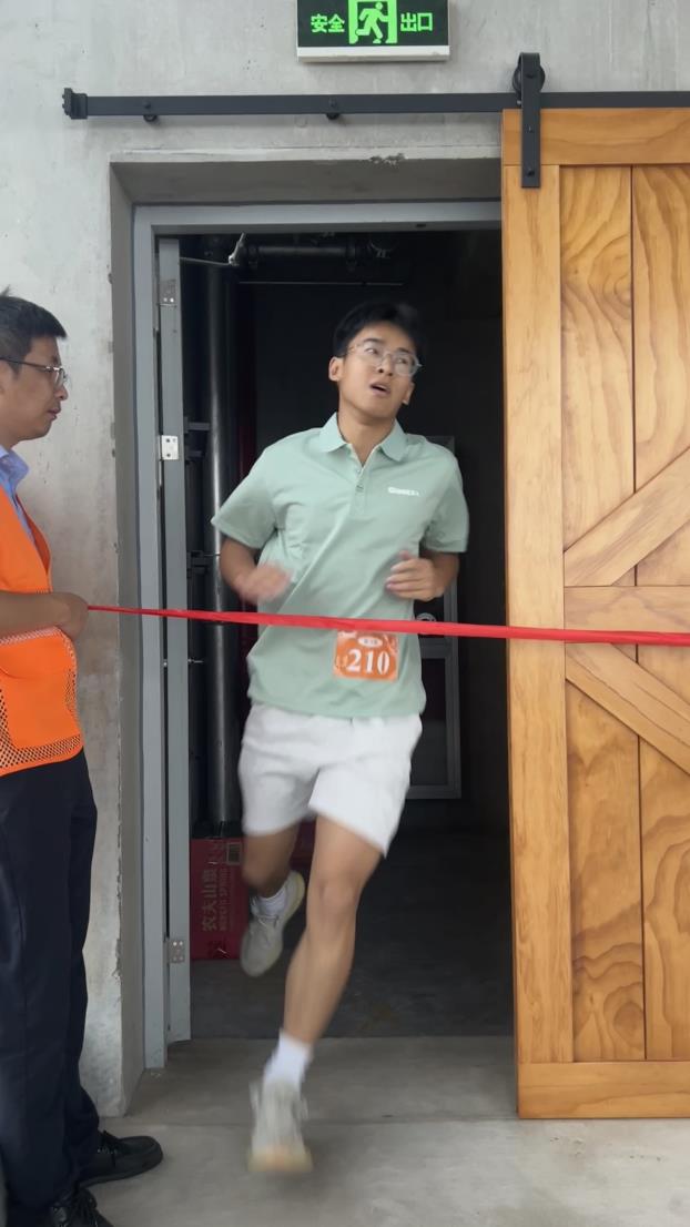 塔下再聚首 攀登勢正雄——巨龍電梯試驗塔第六屆登高跑開賽