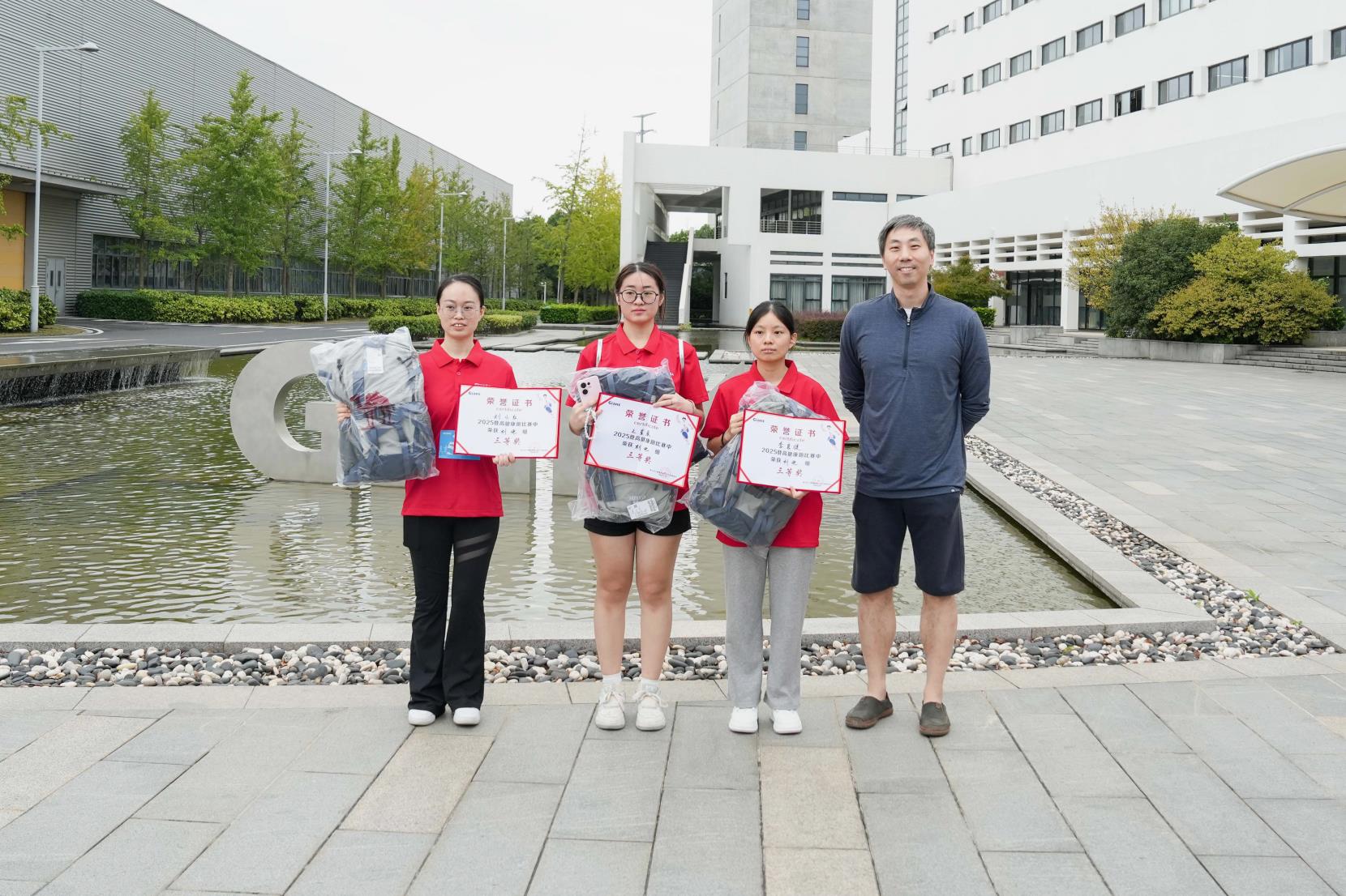 塔下再聚首 攀登勢正雄——巨龍電梯試驗塔第六屆登高跑開賽