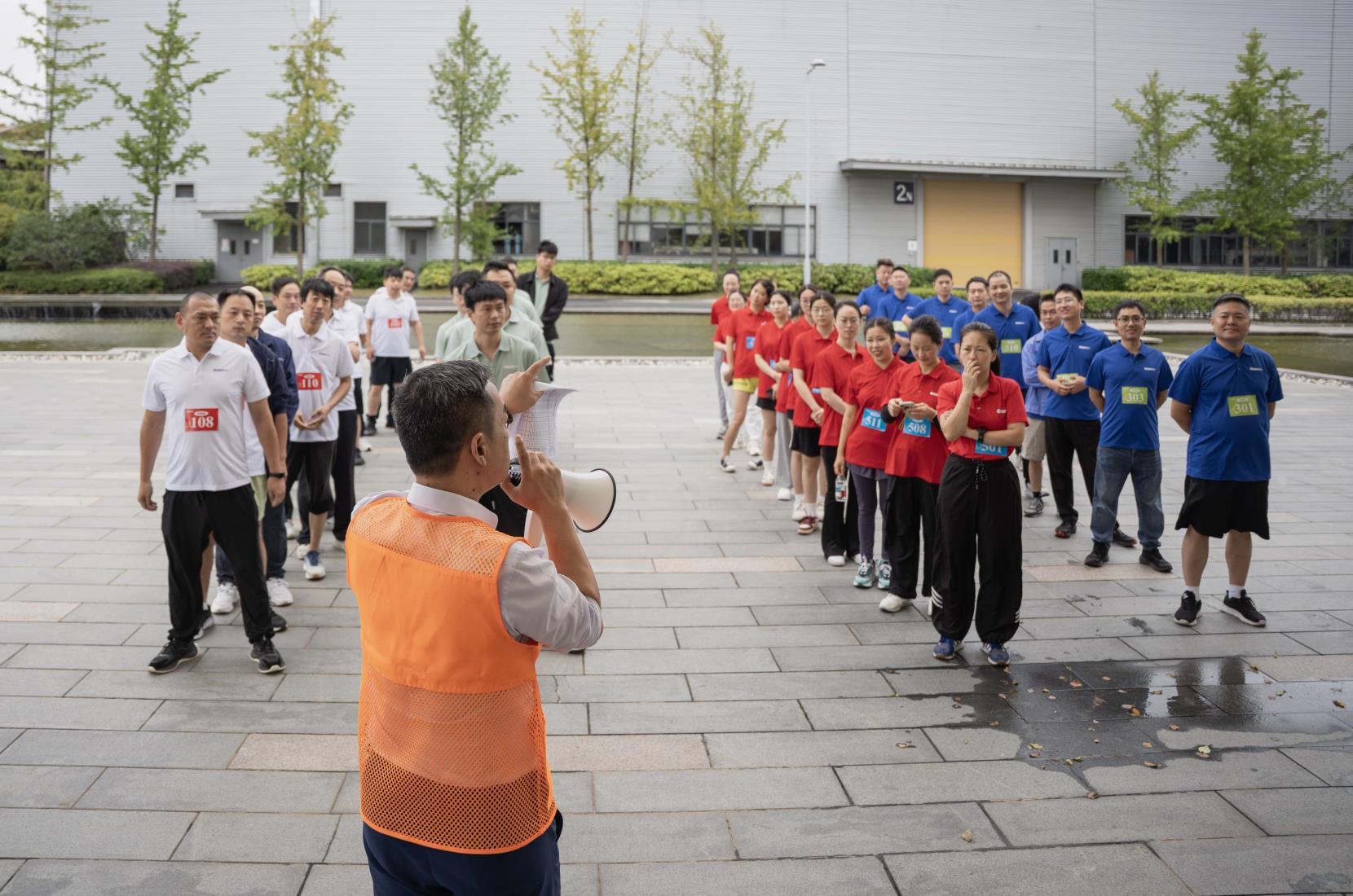 塔下再聚首 攀登勢正雄——巨龍電梯試驗塔第六屆登高跑開賽