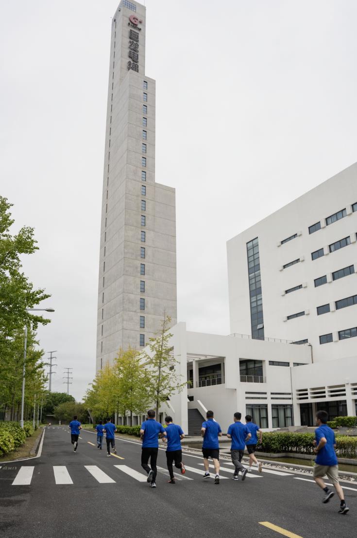 塔下再聚首 攀登勢正雄——巨龍電梯試驗塔第六屆登高跑開賽